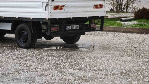 Aniden bastıran dolu, s&uuml;r&uuml;c&uuml;lere zor anlar yaşattı
