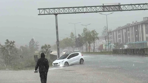 Aniden bastıran sağanak D&uuml;zcelileri hazırlıksız yakaladı
