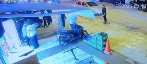 Aniden hareket eden otomobil yaya ve ara&ccedil;ların arasına daldı
