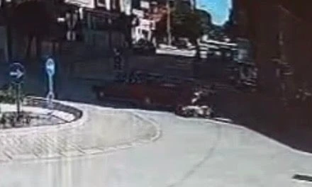 Aniden kavşağa giren otomobil, kadın motosiklet sürücüne çarptı
