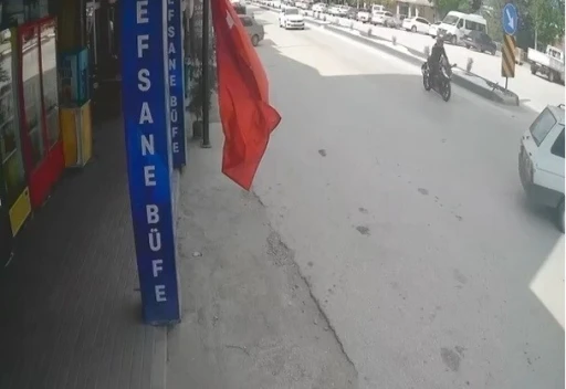Aniden şerit değiştiren otomobile çarpan motosikletin sürücüsü yaralandı
