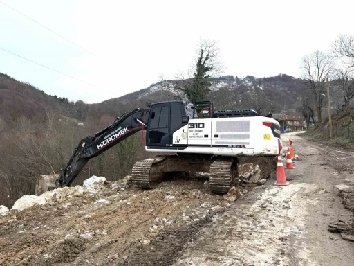 Anında m&uuml;dahale edildi heyelanın izleri giderildi

