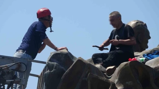 Anıtın tepesinde kulaklık takıp dans etti yanına kimseyi yaklaştırmadı
