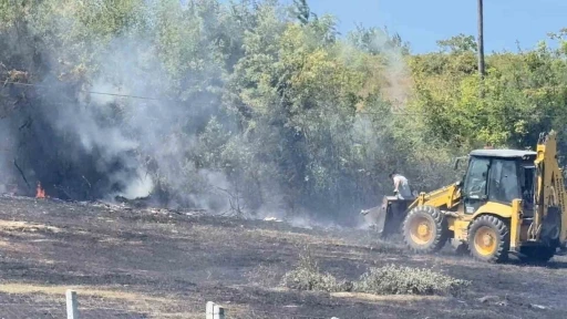 Anız yangını ormana sıçramadan söndürüldü
