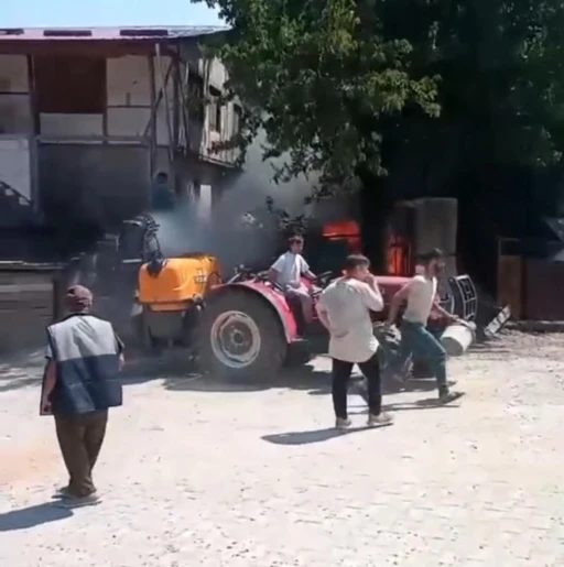 Anız yangını rüzgarın etkisi ile eve sıçradı

