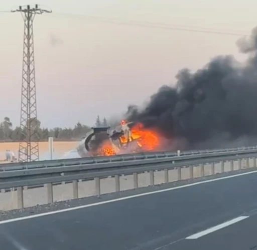 Anız yangını seyir halindeki yakıt yüklü tankere sıçradı, kilometrelerce araç kuyruğu oluştu
