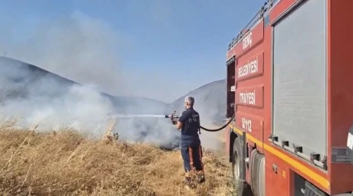 Anız yangınına ekiplerin m&uuml;dahalesi s&uuml;r&uuml;yor
