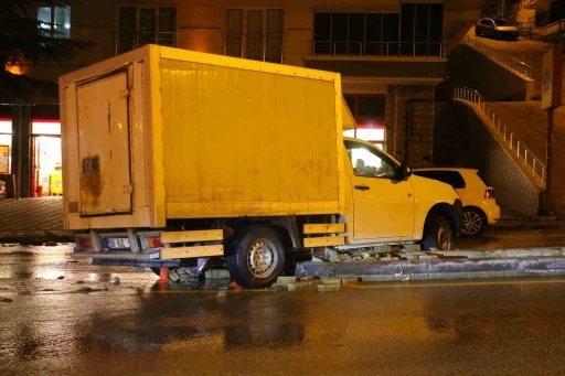 Ankara’da araçlar sel sularına kapıldı, hasarlı otomobiller havadan görüntülendi
