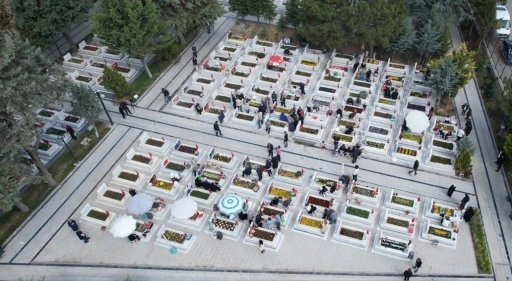 Ankara’da Bayramın birinci günü şehitliklere ziyaret
