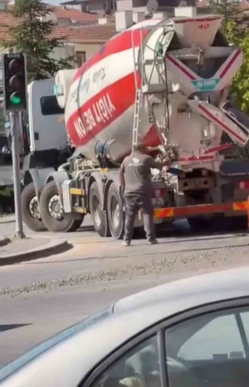 Ankara&rsquo;da beton mikserden taşan beton yola d&ouml;k&uuml;ld&uuml;
