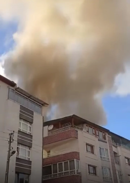 Ankara&rsquo;da binanın &ccedil;atısı alev alev yandı
