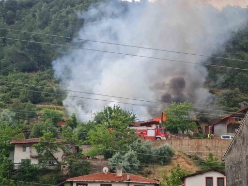 Ankara’da çıkan yangında iki ev hasar gördü
