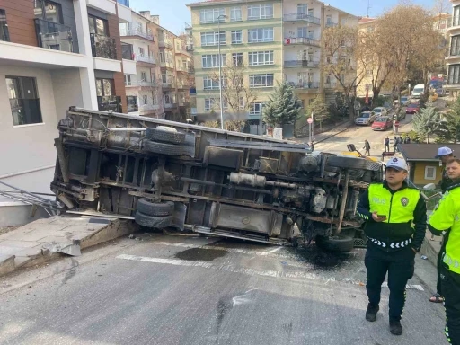 Ankara&rsquo;da devrilen kamyonet g&uuml;venlik kamerasına yansıdı
