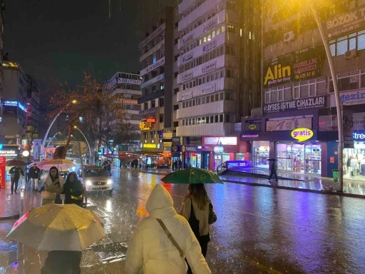 Ankara’da dolu yağışı etkili oldu
