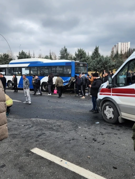 Ankara&rsquo;da durakta bekleyen EGO otob&uuml;s&uuml;ne otomobil &ccedil;arptı: 1&rsquo;i ağır 4 yaralı
