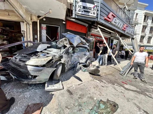 Ankara&rsquo;da EGO otob&uuml;s&uuml; iş yerine girdi: 7 yaralı
