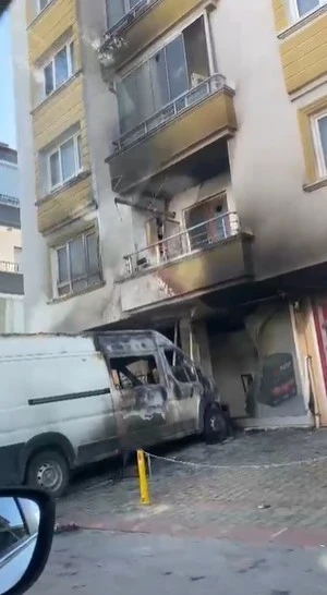 Ankara&rsquo;da gece &ccedil;ıkan yangında d&uuml;kkan, minib&uuml;s ve daire zarar g&ouml;rd&uuml;
