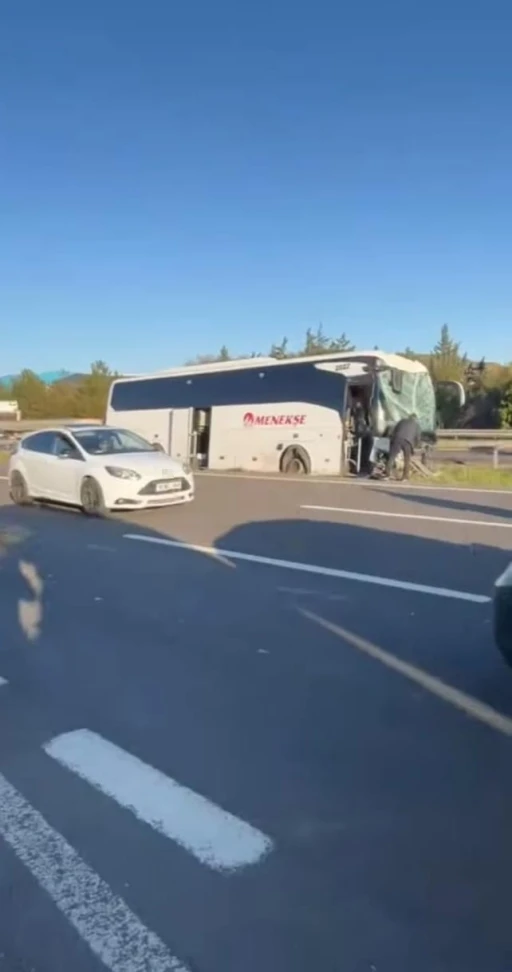 Ankara’da geziden dönen öğrencileri taşıyan otobüs bariyerlere çarptı: 4 yaralı

