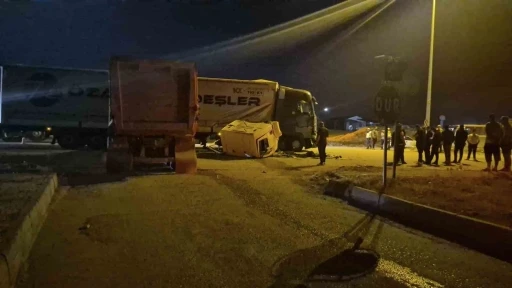 Ankara&rsquo;da hafriyat kamyonu tıra yandan &ccedil;arptı: 1 yaralı
