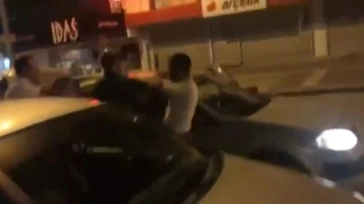 Ankara&rsquo;da iki s&uuml;r&uuml;c&uuml; trafikte yumruklu kavga etti
