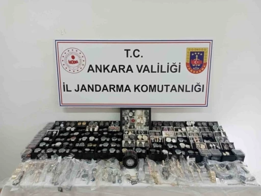 Ankara&rsquo;da ka&ccedil;ak&ccedil;ılık operasyonları: Yasa dışı yollarla yurda sokulmuş t&uuml;t&uuml;n &uuml;r&uuml;n&uuml;, gıda malzemesi ve &ccedil;ok sayıda saat ele ge&ccedil;irildi
