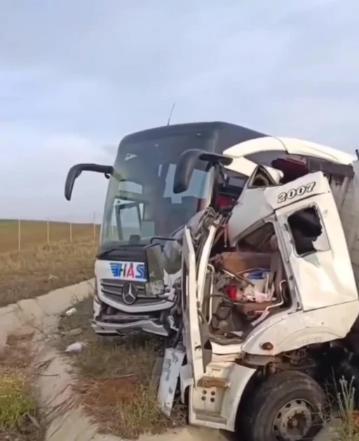 Ankara’da kamyon ile yolcu otobüsü çarpıştı: 1 ölü, 5 yaralı
