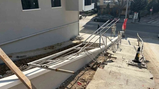 Ankara&rsquo;da kamyonet devrildi: 1 yaralı
