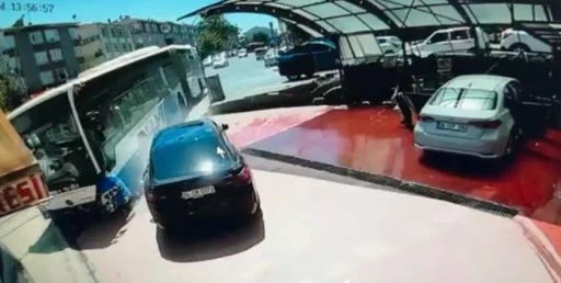 Ankara&rsquo;da kontrolden &ccedil;ıkan EGO otob&uuml;s&uuml;n&uuml; son anda fark eden kişi kazadan kurtuldu
