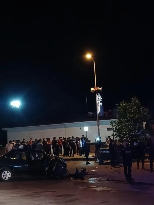 Ankara’da meydana gelen kazada bir araç kullanılamaz hale geldi

