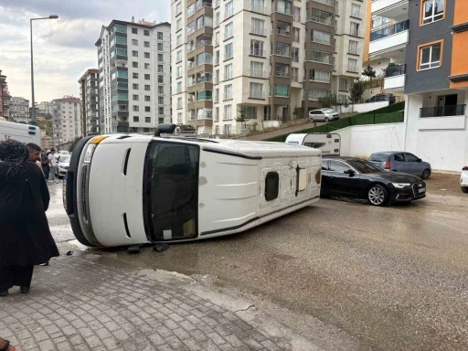 Ankara’da minibüs yol kenarına devrildi
