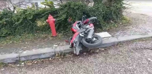 Ankara&rsquo;da motosiklet s&uuml;r&uuml;c&uuml;s&uuml; k&ouml;peğe &ccedil;arpmamak isterken kaza yaptı

