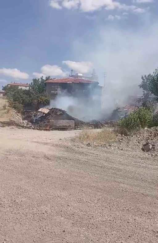Ankara&rsquo;da otları temizlemek i&ccedil;in yakılan ateş eve sı&ccedil;radı
