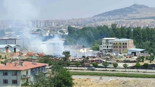 Ankara’da otluk alanda çıkan yangın fayans deposunu küle çevirdi
