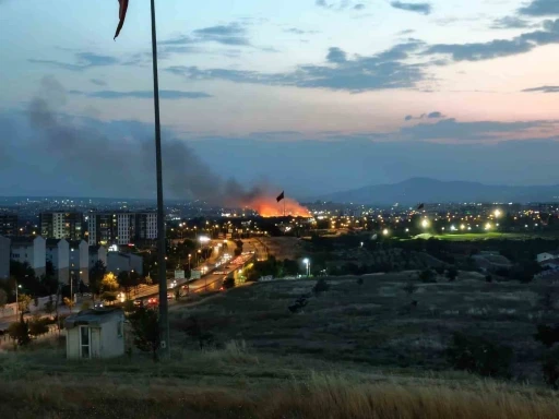 Ankara&rsquo;da otluk arazide yangın
