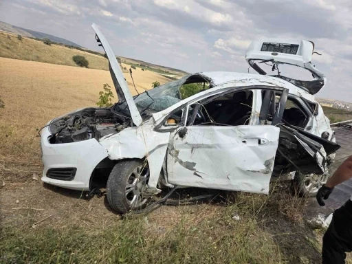 Ankara&rsquo;da otomobil şarampole yuvarlandı: 3 yaralı
