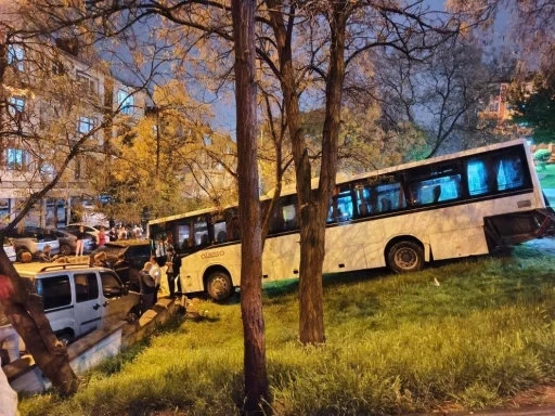 Ankara’da park halindeki otobüs freni boşalınca parka daldı
