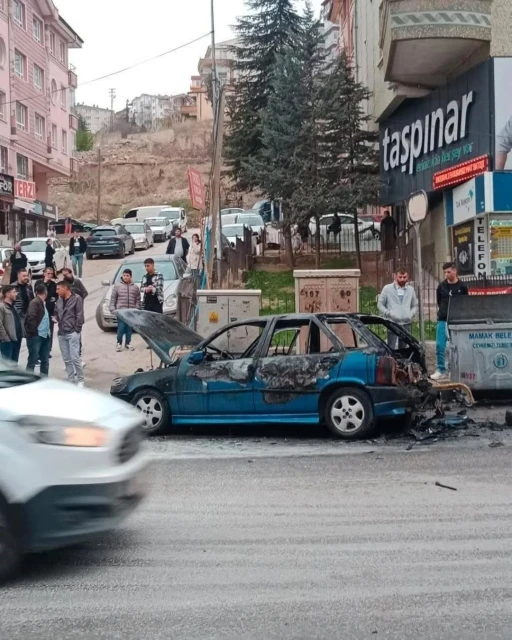 Ankara’da park halindeki otomobil yandı
