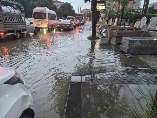 Ankara&rsquo;da sağanak etkili oldu, sokaklar g&ouml;le d&ouml;nd&uuml;
