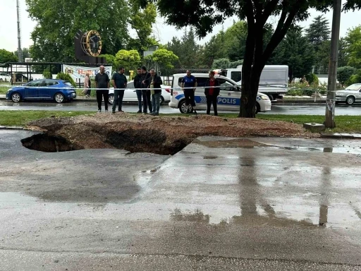 Ankara&rsquo;da sağanak sonrası yolda &ccedil;&ouml;kme meydana geldi
