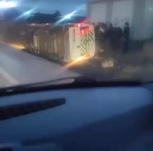 Ankara&rsquo;da servis aracı yan yattı: 7 yaralı
