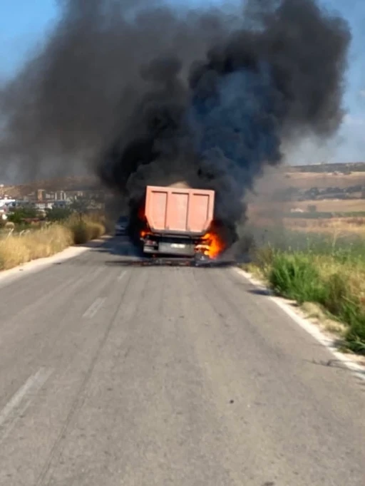Ankara&rsquo;da seyir halindeki tır alev aldı
