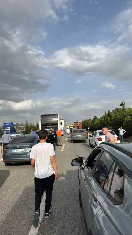 Ankara’da seyir halindeki tır devrildi: 1 yaralı
