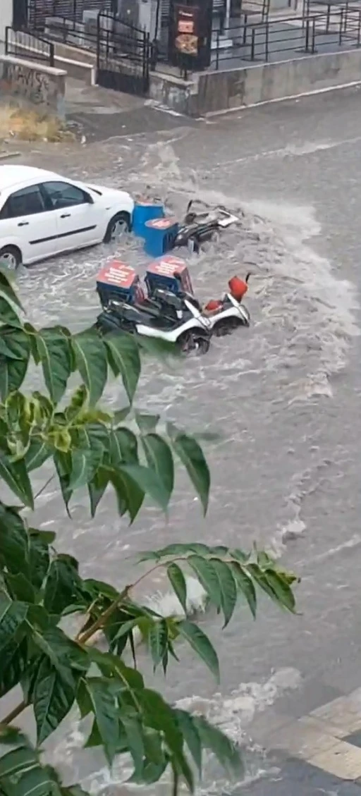 Ankara&rsquo;da şiddetli sağanak: Sel suları motosikletleri s&uuml;r&uuml;kledi

