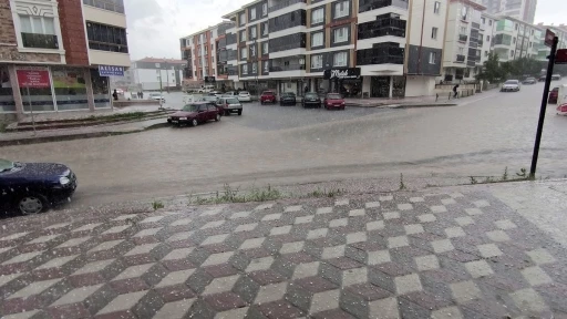 Ankara&rsquo;da şiddetli yağmur ve dolu sokakları g&ouml;le &ccedil;evirdi
