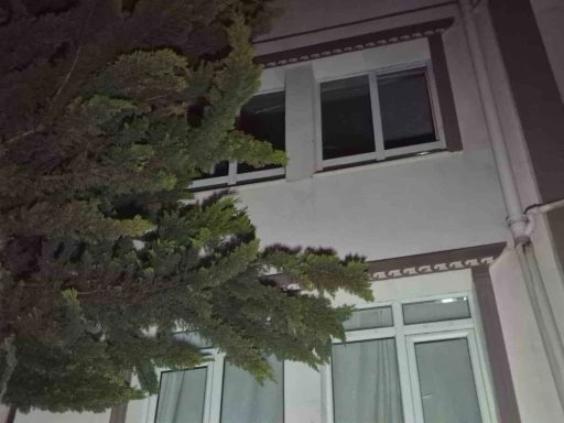 Ankara&rsquo;da s&ouml;nd&uuml;r&uuml;lemeyen ağa&ccedil; bir daireyi kullanılamaz hale getirdi
