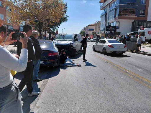 Ankara’da ticari araç ile otomobil çarpıştı: 2 yaralı
