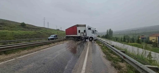 Ankara&rsquo;da tır ile minib&uuml;s &ccedil;arpıştı: 11 yaralı
