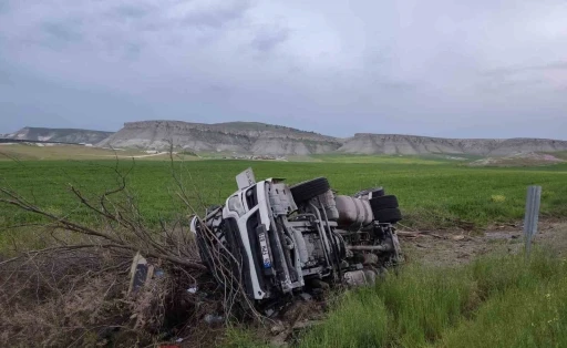Ankara&rsquo;da tır şarampole devrildi: 1 ağır yaralı
