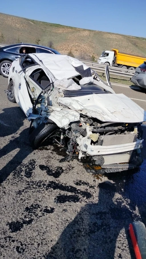 Ankara&rsquo;da tıra &ccedil;arpan otomobil taklalar atarak durabildi: 1 ağır yaralı
