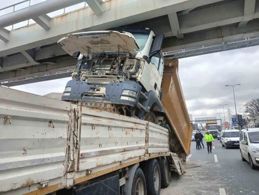Ankara&rsquo;da tıra y&uuml;klenmiş hafriyat kamyonu &uuml;st ge&ccedil;ide &ccedil;arptı
